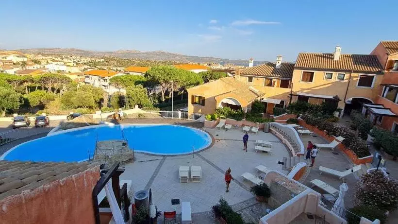 Huoneisto 1 Makuuhuone Allasnäkymä, Residence Borgo Punta Villa