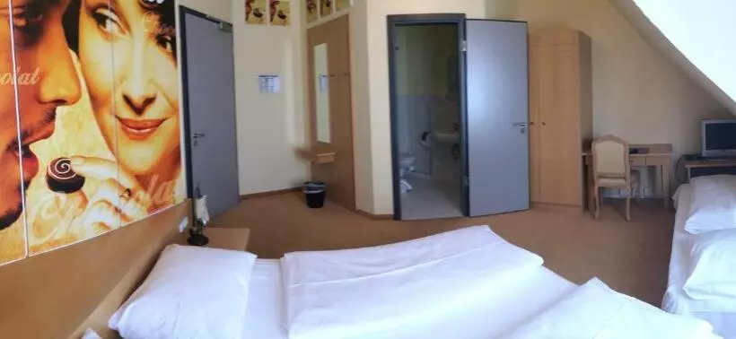 اتاق استاندارد, Cinehotel Maroni