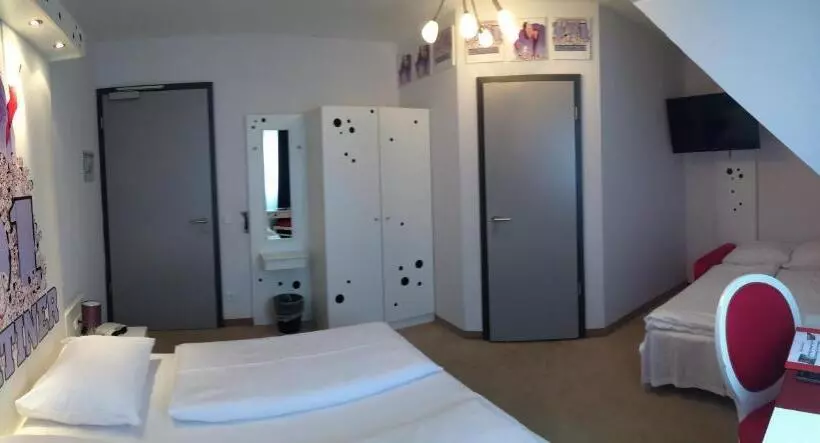 اتاق سوپریور خانوادگی, Cinehotel Maroni