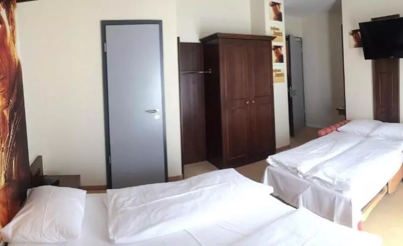 اتاق خانوادگی, Cinehotel Maroni