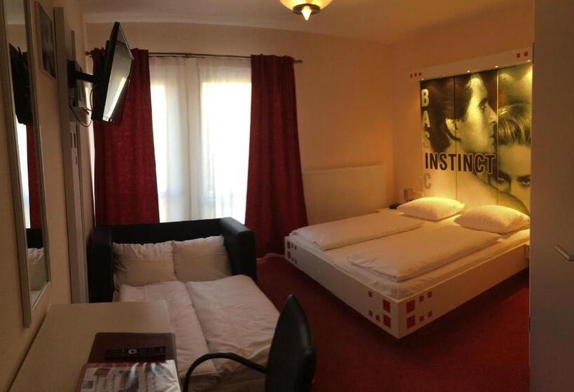 Семейный Номер, Cinehotel Maroni