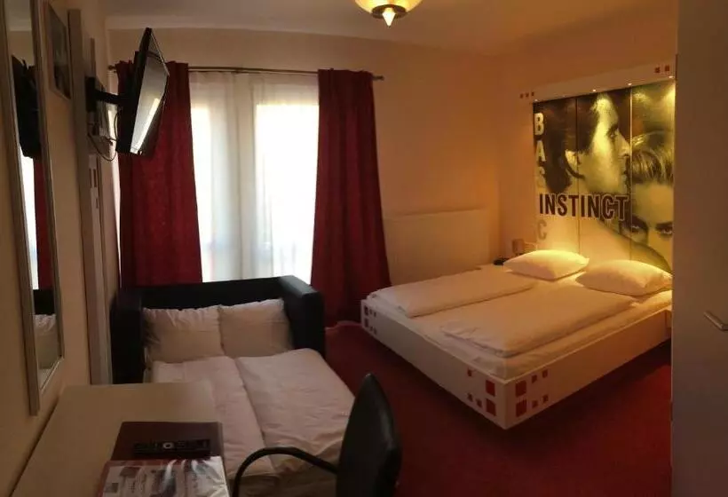 اتاق خانوادگی, Cinehotel Maroni