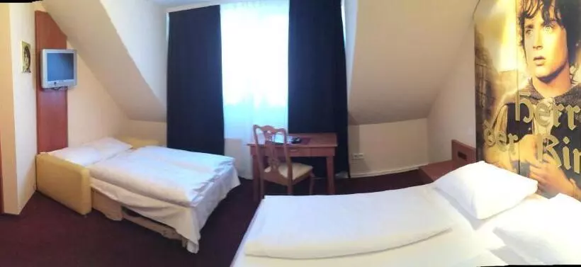 اتاق خانوادگی, Cinehotel Maroni