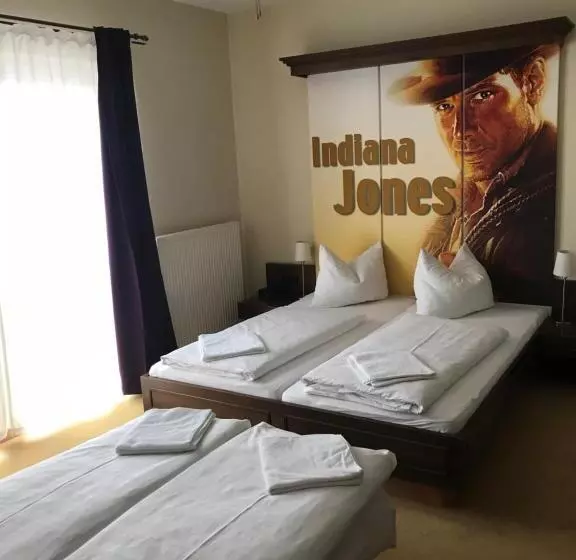 اتاق خانوادگی, Cinehotel Maroni