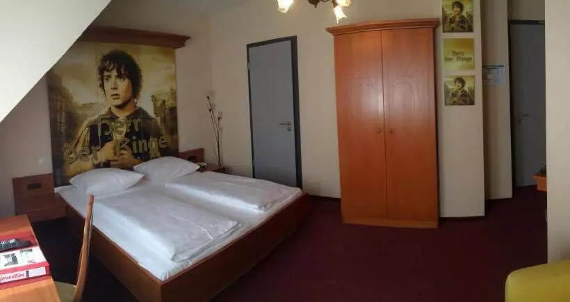 اتاق خانوادگی, Cinehotel Maroni