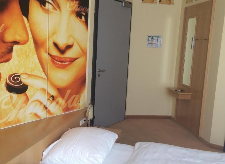 Семейный Номер, Cinehotel Maroni