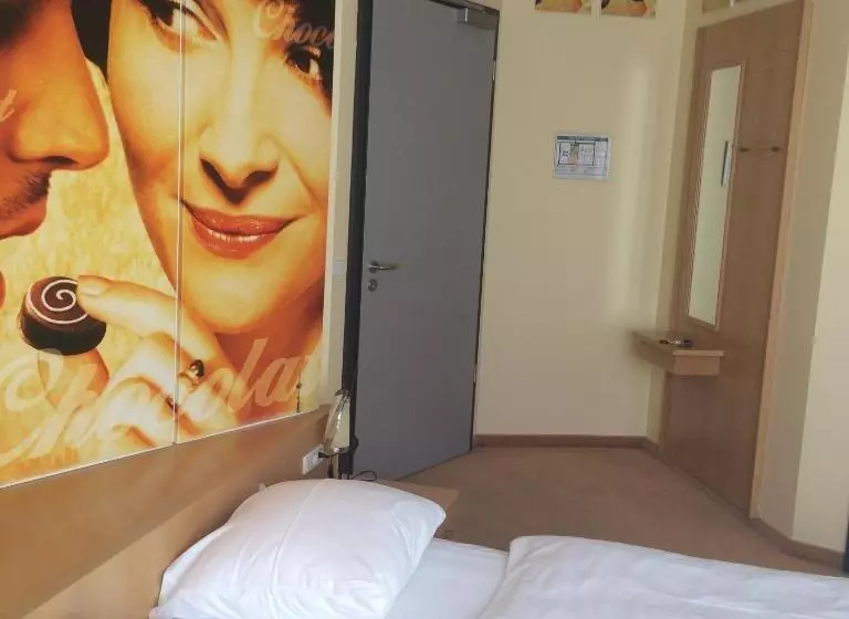 اتاق خانوادگی, Cinehotel Maroni
