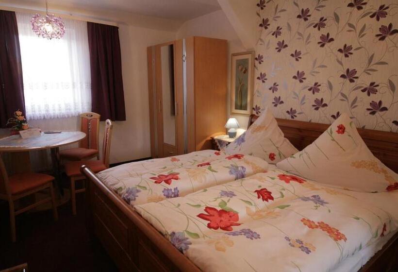 اتاق استاندارد سه نفره, Restaurant Rehberg