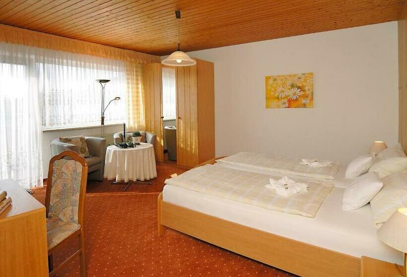 חדר קומפורט, Ursula Garni