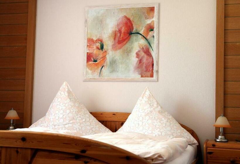 חדר קומפורט, Ursula Garni