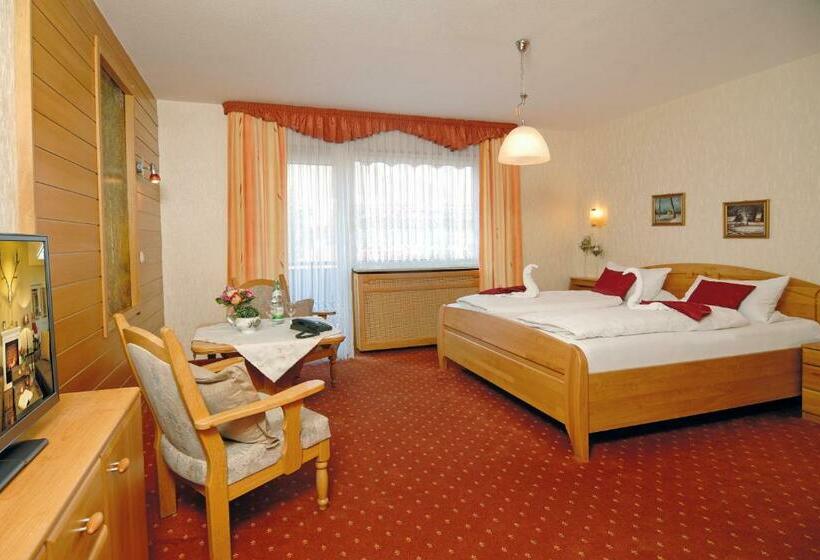 חדר קומפורט, Ursula Garni