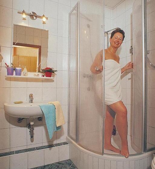 דירת חדר, Ursula Garni