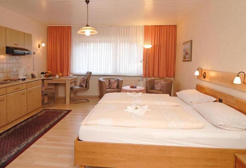 דירת חדר, Ursula Garni