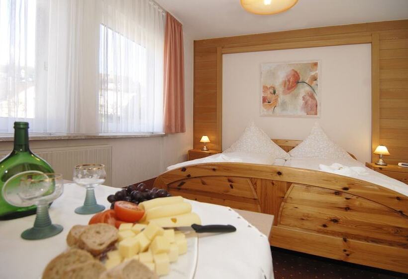 חדר קומפורט, Ursula Garni