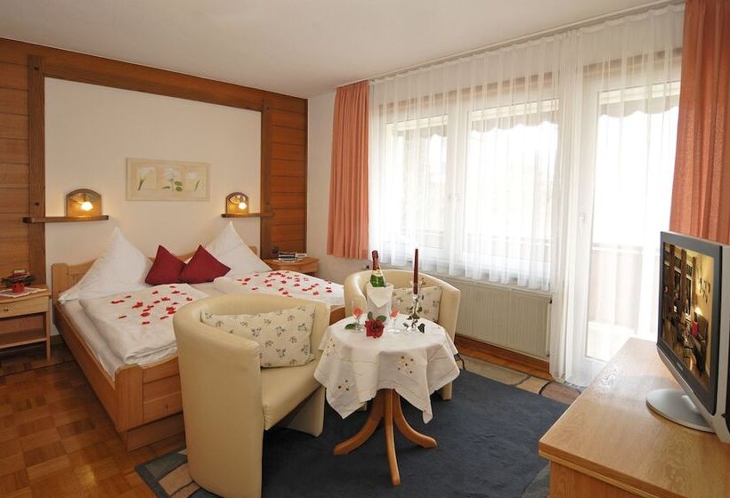 חדר קומפורט, Ursula Garni