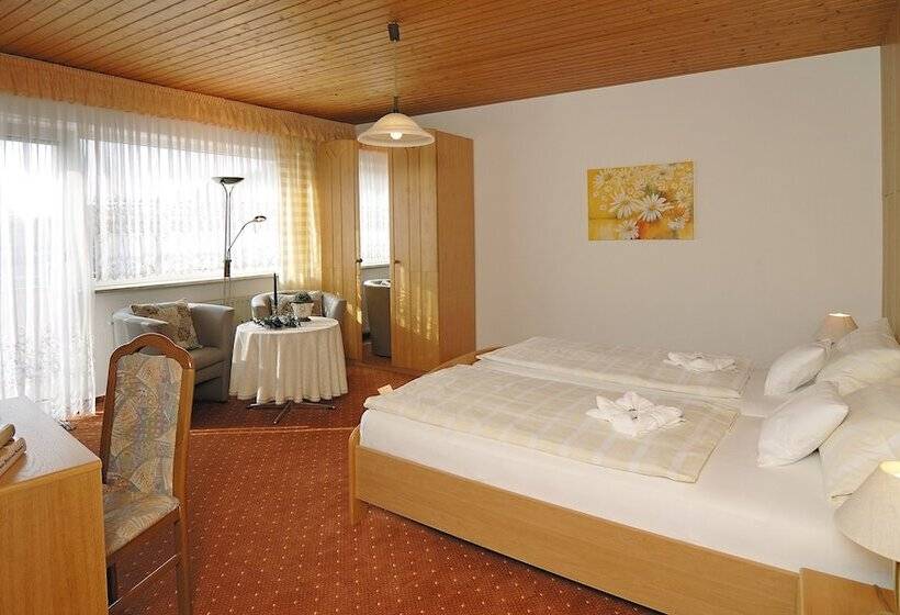 חדר קומפורט, Ursula Garni