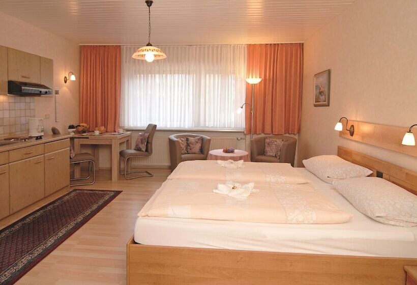 חדר קומפורט, Ursula Garni