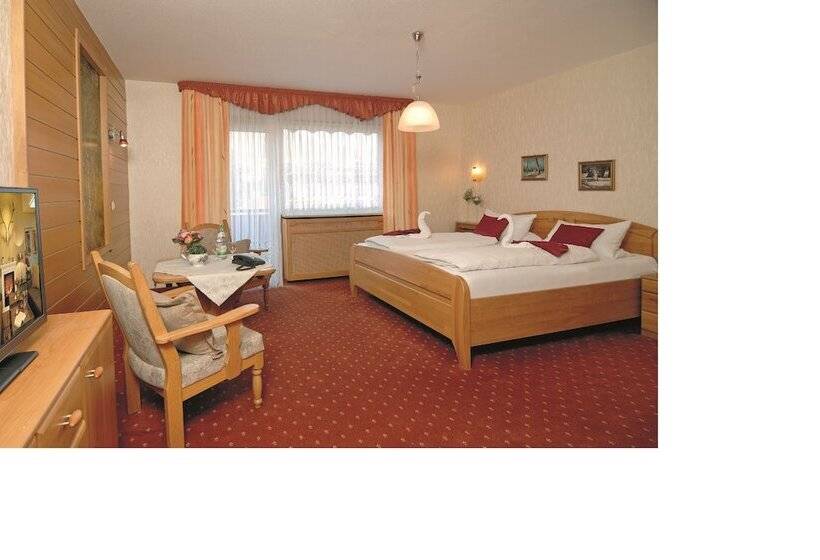 חדר קומפורט, Ursula Garni