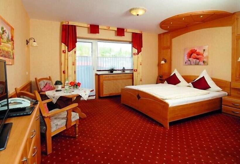 חדר קומפורט, Ursula Garni