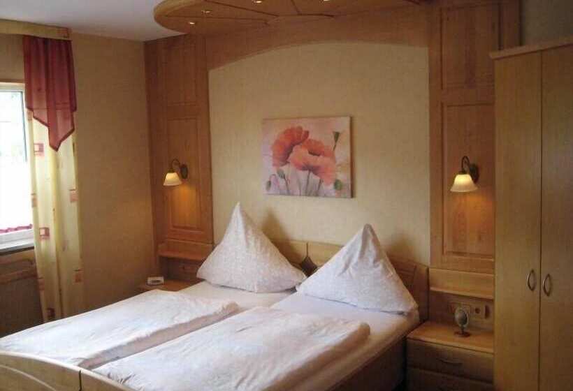 חדר קומפורט, Ursula Garni