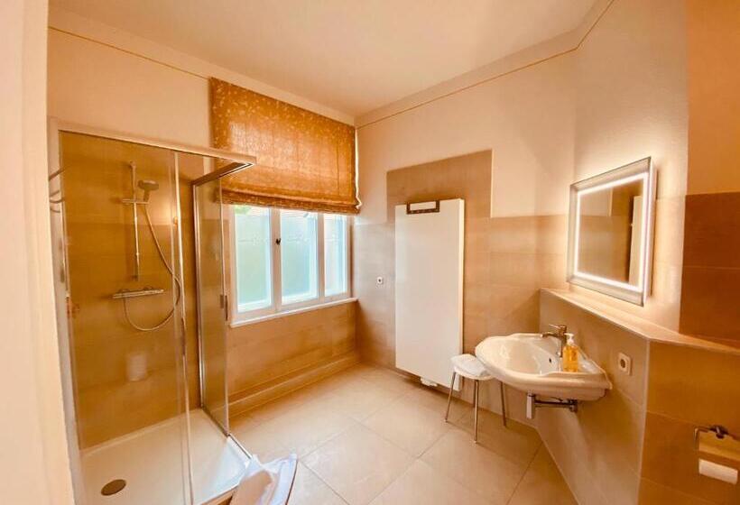 اتاق لوکس, Villa Antonia