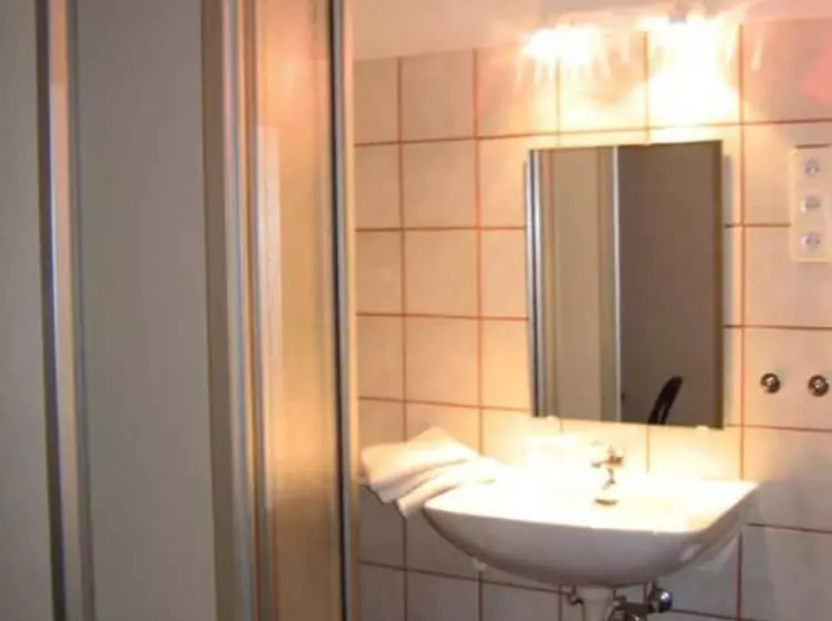 Standard Yhden Hengen Huone, Eintracht