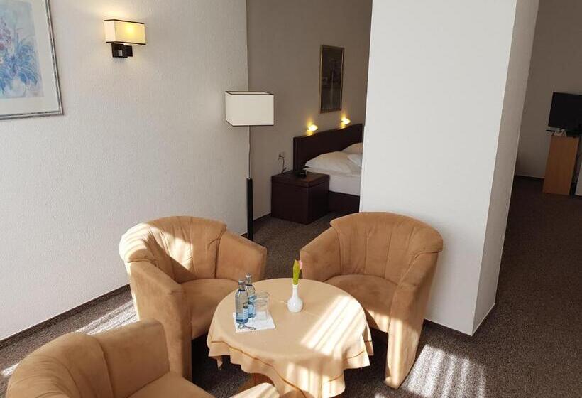 标准三人间, Zum Anker