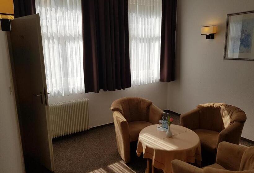 标准三人间, Zum Anker