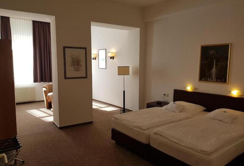 标准三人间, Zum Anker