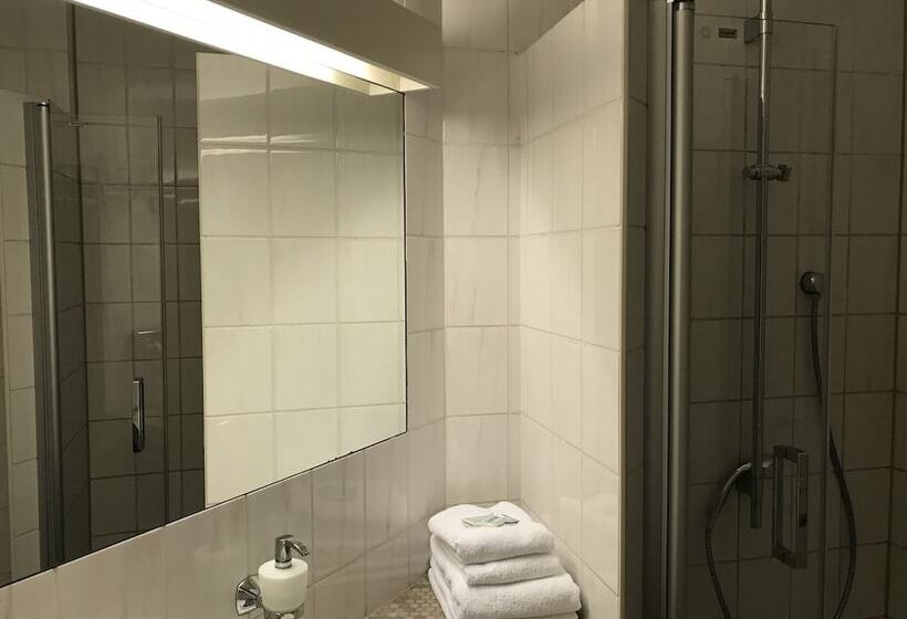 스탠다드 룸, Aust Das Land