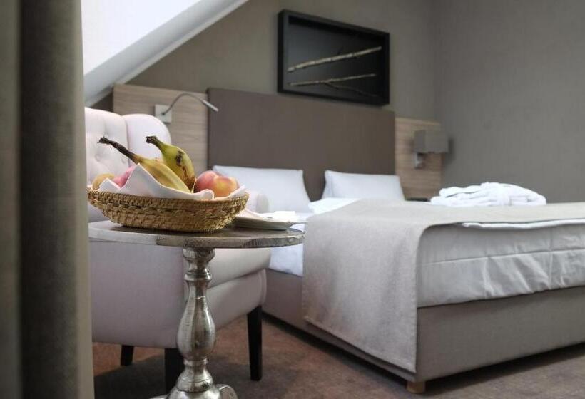 غرفة تنفيذية, Brunnenhof International