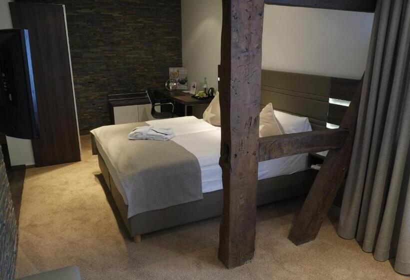 جناح جونيور ديلوكس, Brunnenhof International