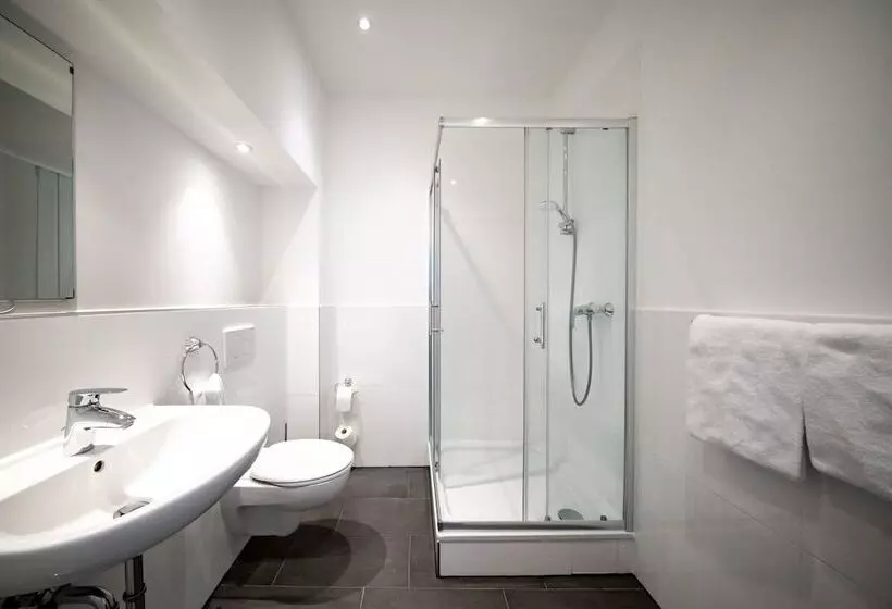 Standard Kolmen Hengen Huone, SMARTY Airport Cologne Hotel - KONTAKTLOSER SELF CHECK-IN