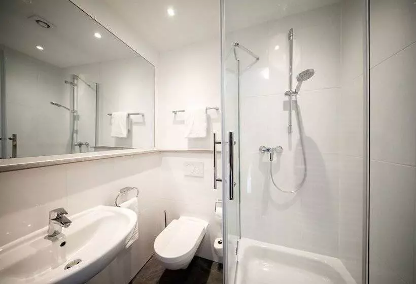 Standard Kolmen Hengen Huone, SMARTY Airport Cologne Hotel - KONTAKTLOSER SELF CHECK-IN