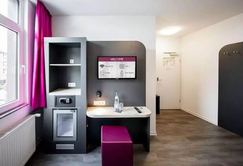Standard Kolmen Hengen Huone, SMARTY Airport Cologne Hotel - KONTAKTLOSER SELF CHECK-IN