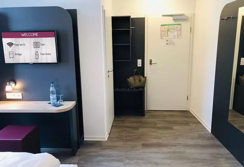 Standard Kolmen Hengen Huone, SMARTY Airport Cologne Hotel - KONTAKTLOSER SELF CHECK-IN
