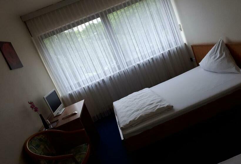 Номер Стандарт Индивидуальный, Am Flughafen