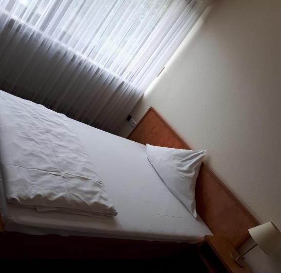 Номер Стандарт, Am Flughafen