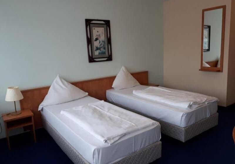 Номер Стандарт Трехместный, Am Flughafen