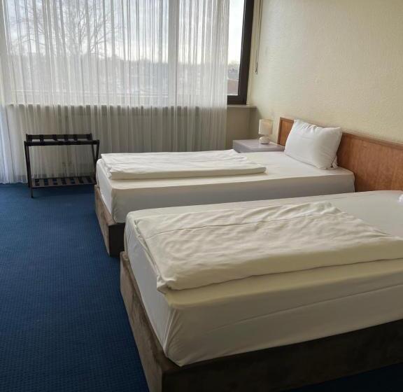 Номер Стандарт, Am Flughafen