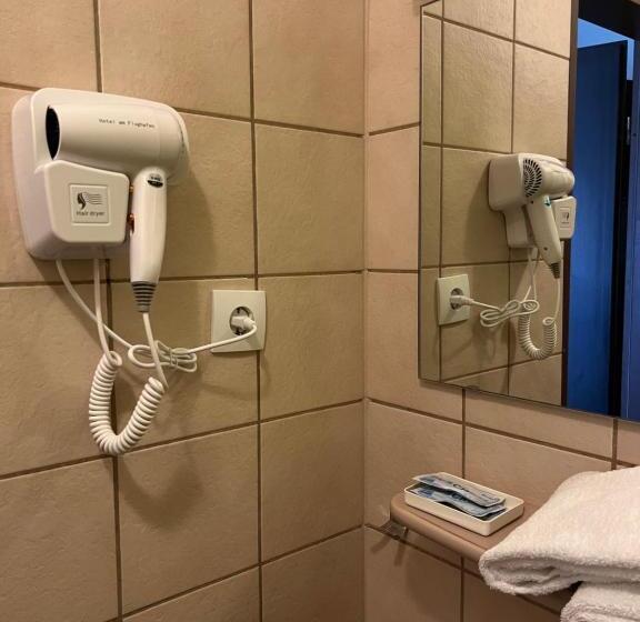 اتاق استاندارد سه نفره, Am Flughafen