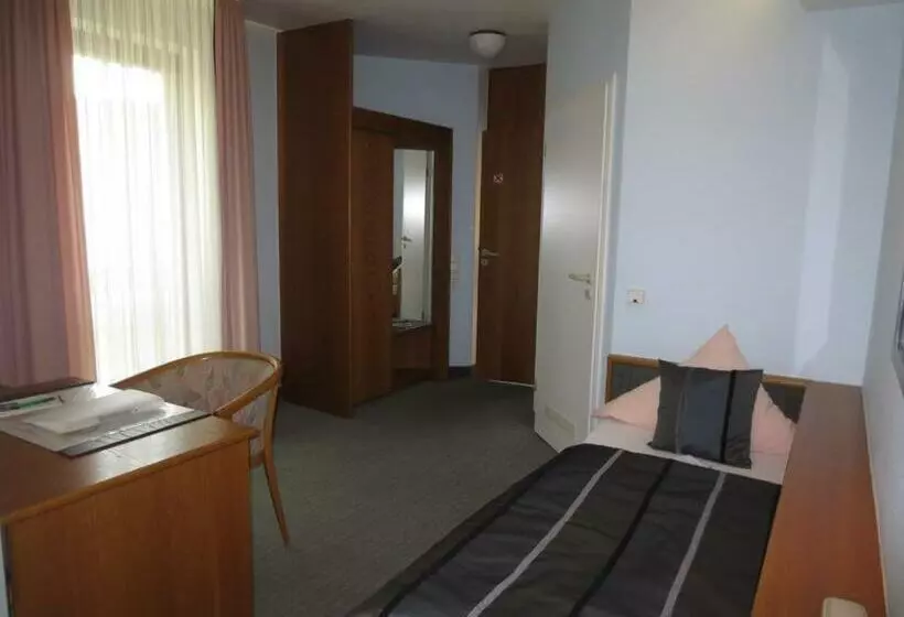 Standard Single Room, Corsten