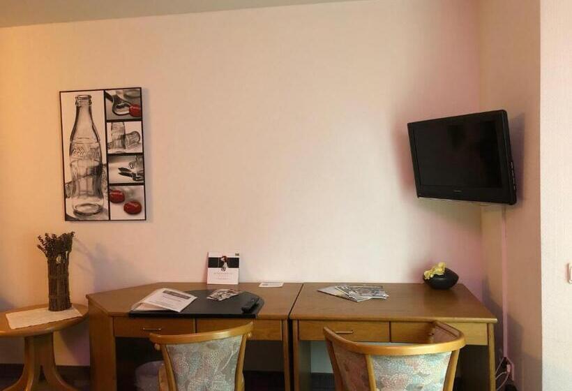 컴포트 트리플 룸, Corsten