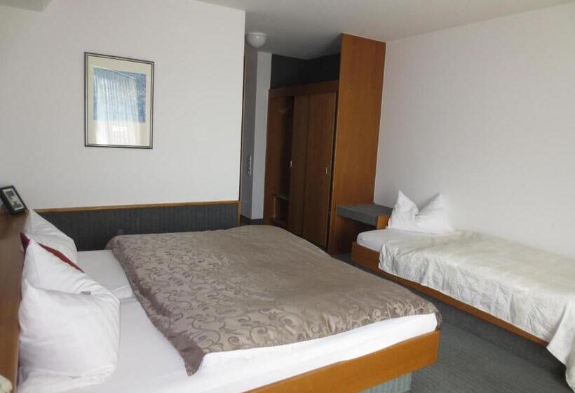 컴포트 트리플 룸, Corsten