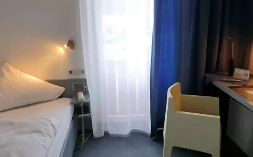 Standard Single Room, Corsten