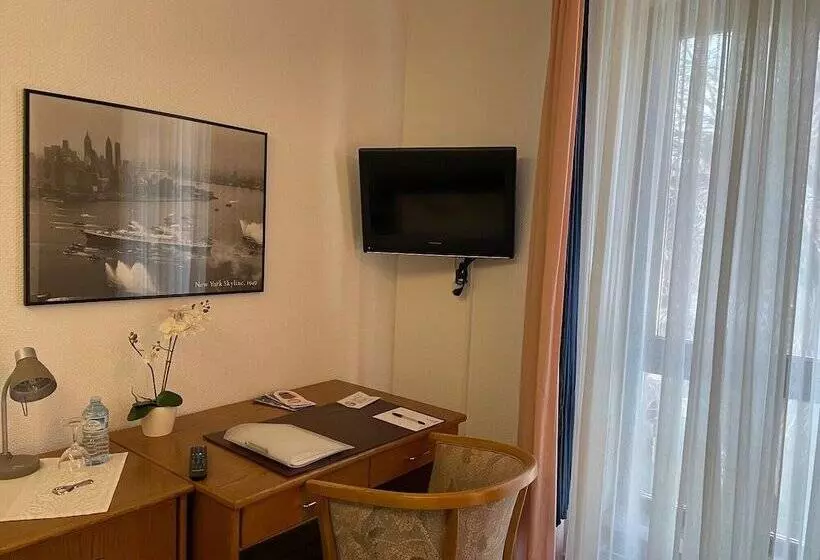 Standard Single Room, Corsten