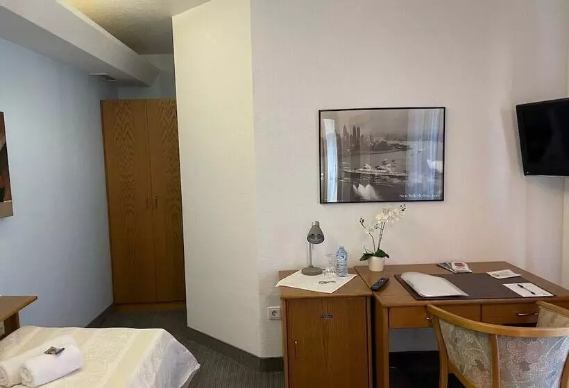 Standard Single Room, Corsten