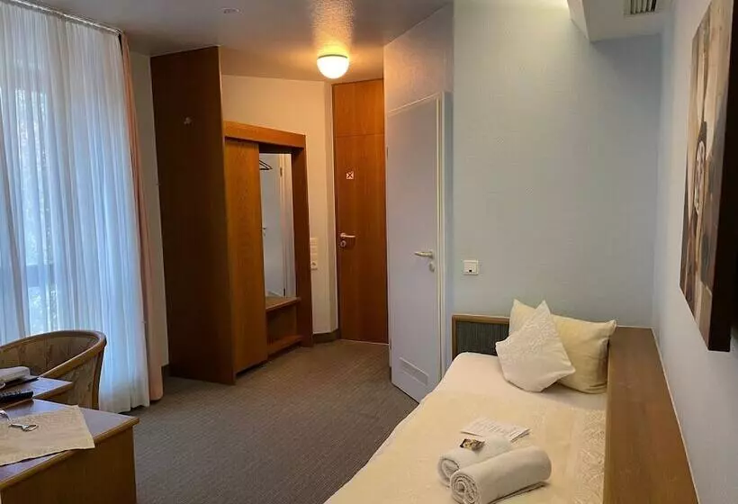 Standard Single Room, Corsten