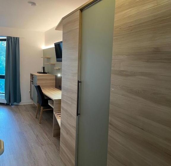 스탠다드 룸 킹사이즈 침대, Corsten