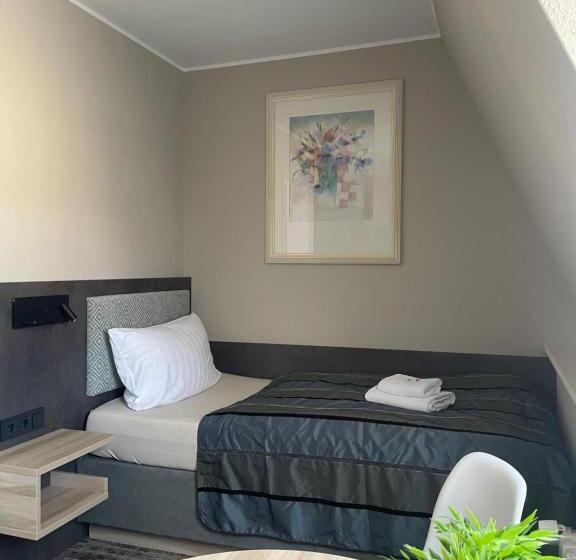 이코노미 싱글 룸, Corsten